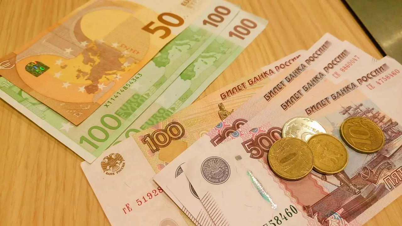 War’s Economic Impact: Russian Salaries Surge 7% in 2023